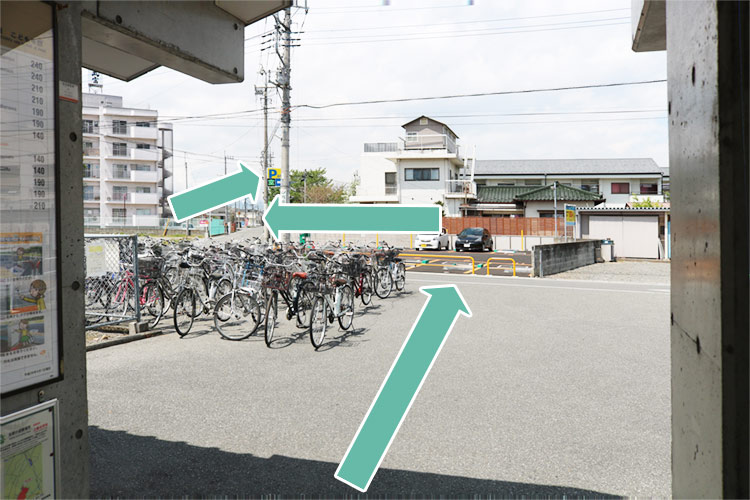 駐輪スペースの先の通りを直進します
