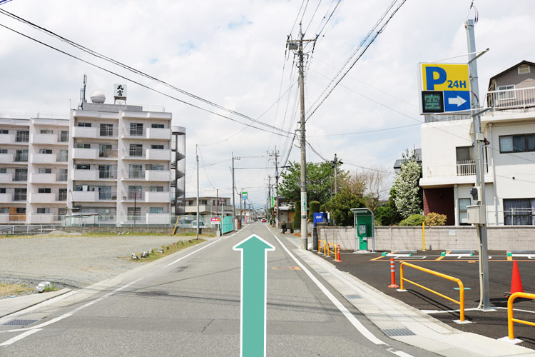 この通りを直進します