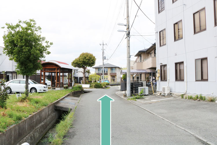 この通りを直進します