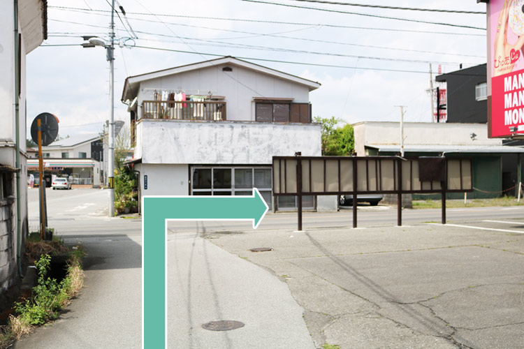 小道から大通りへ右折します