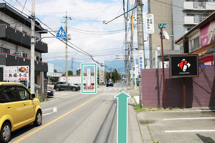 この通りに出たらクリニックの看板が見えます